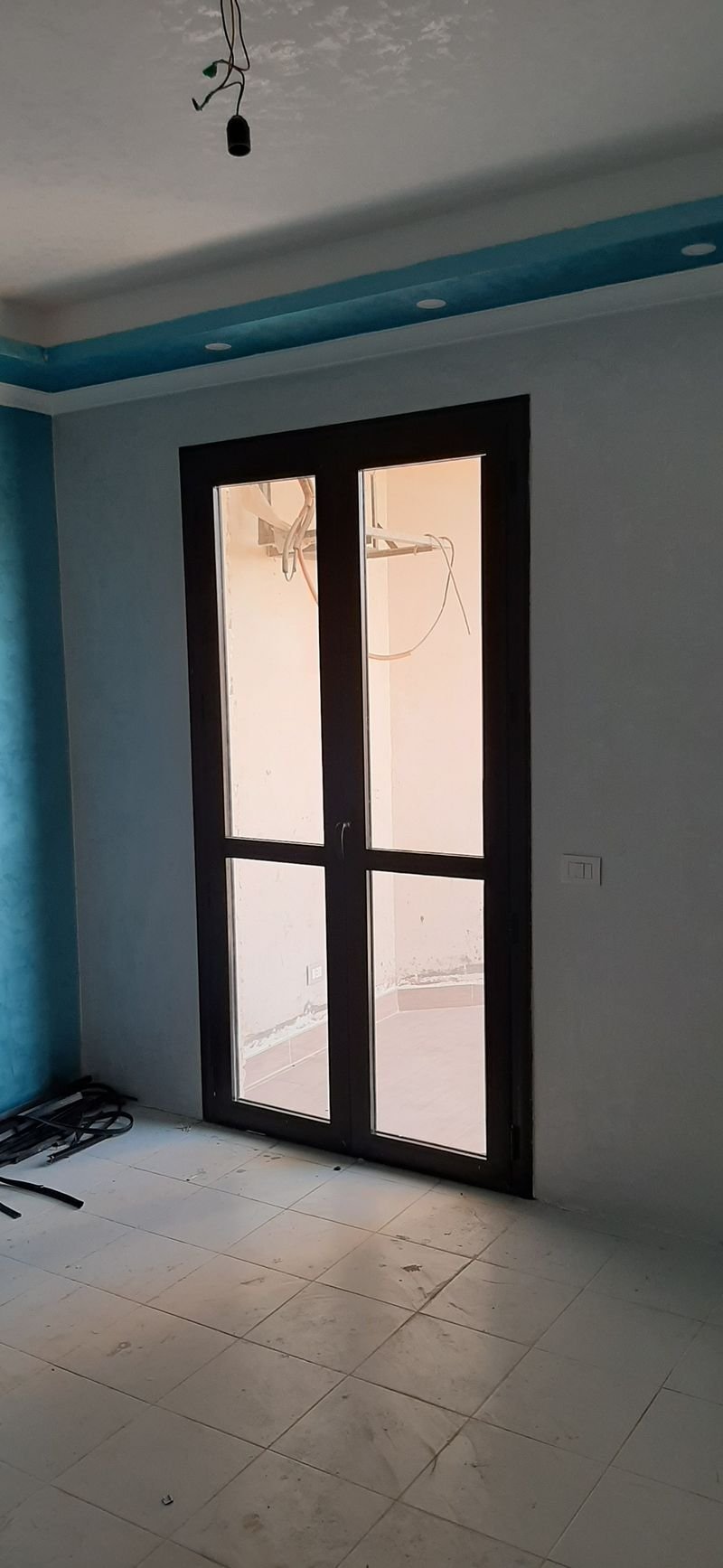 باب ألومنيوم أسود بضلفتين وزجاج شفاف