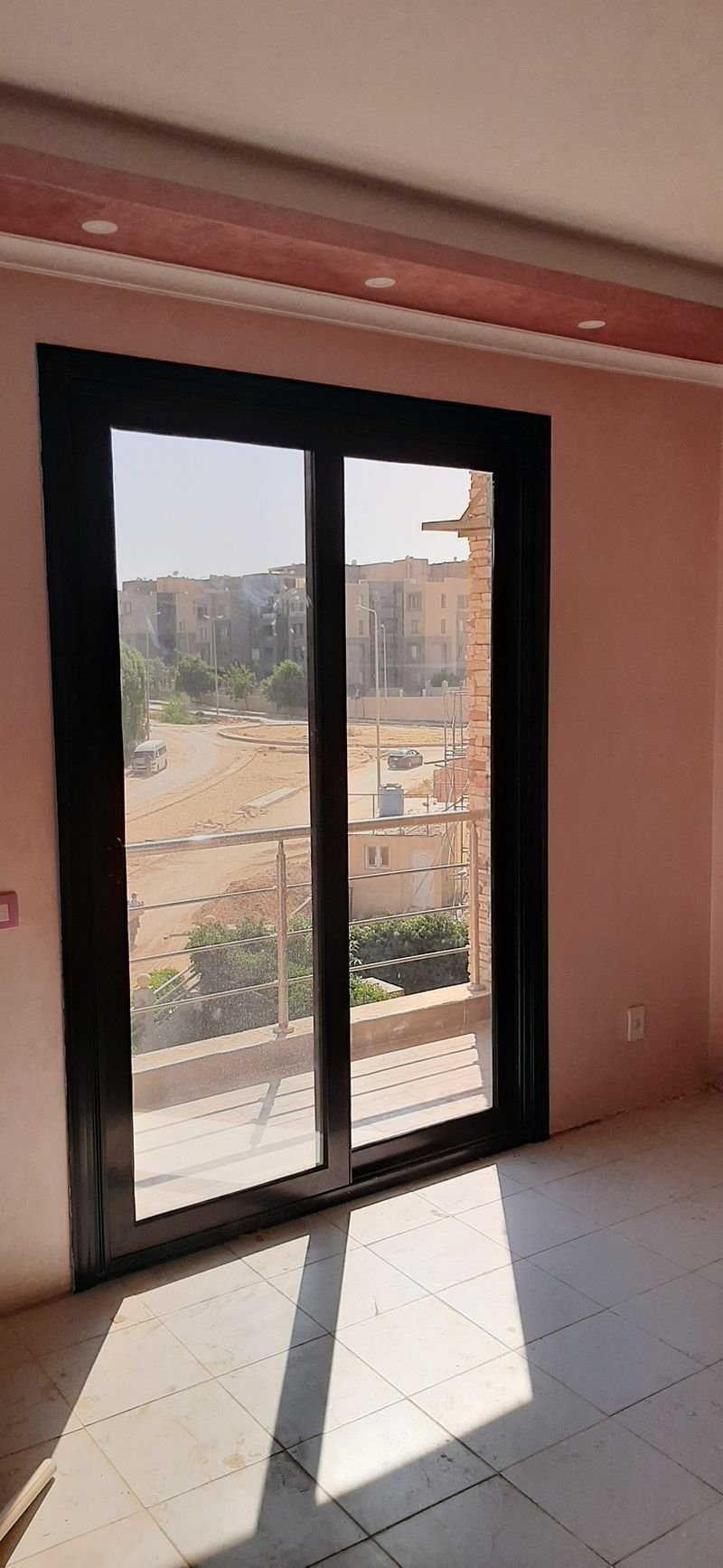 باب ألومنيوم منزلق بإطار أسود رفيع