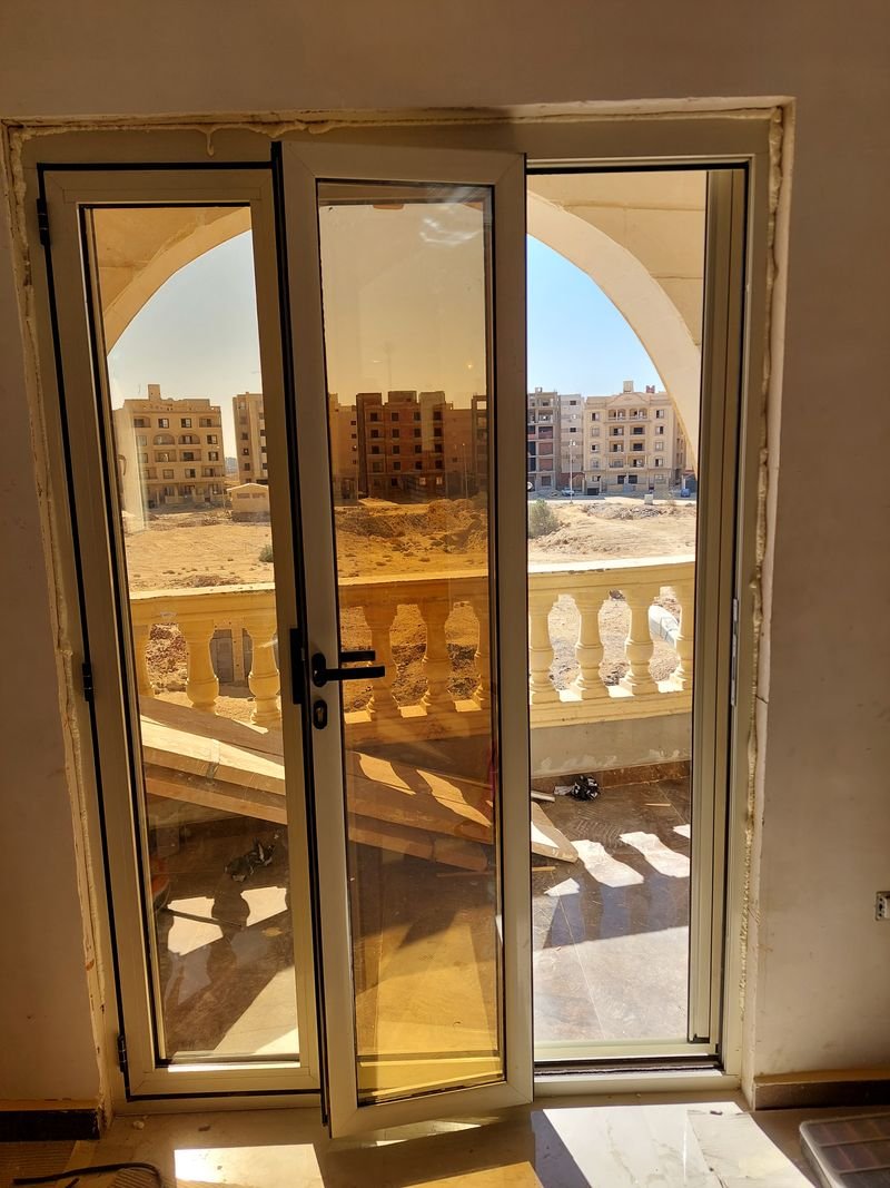 باب ألومنيوم بضلفتين وإطار فاتح