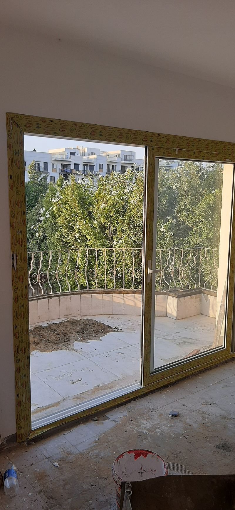 باب ألومنيوم منزلق يطل على مساحة خارجية