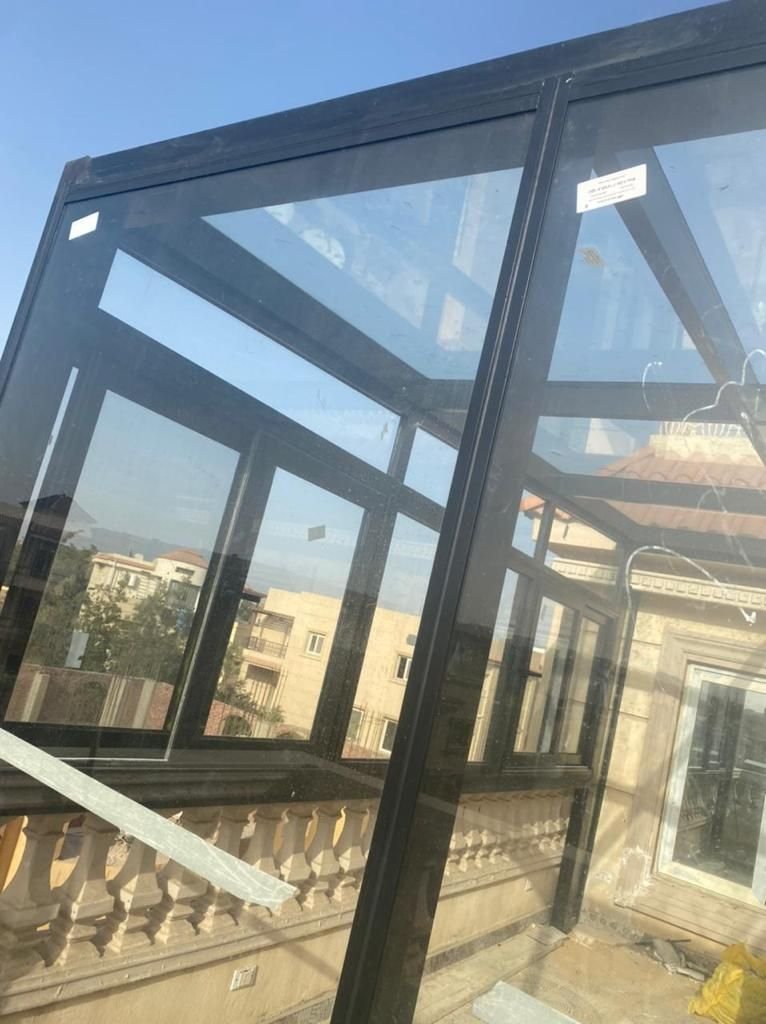 سقف زجاجي مائل بهيكل ألومنيوم
