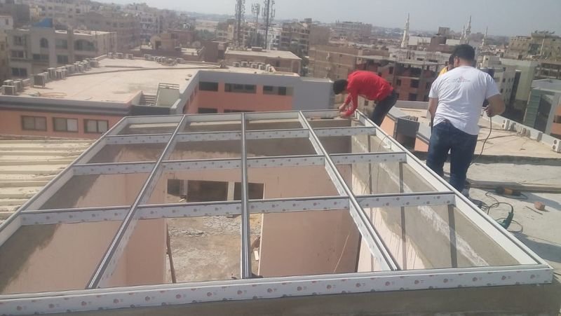 تركيب هيكل سقف زجاجي على سطح مبنى