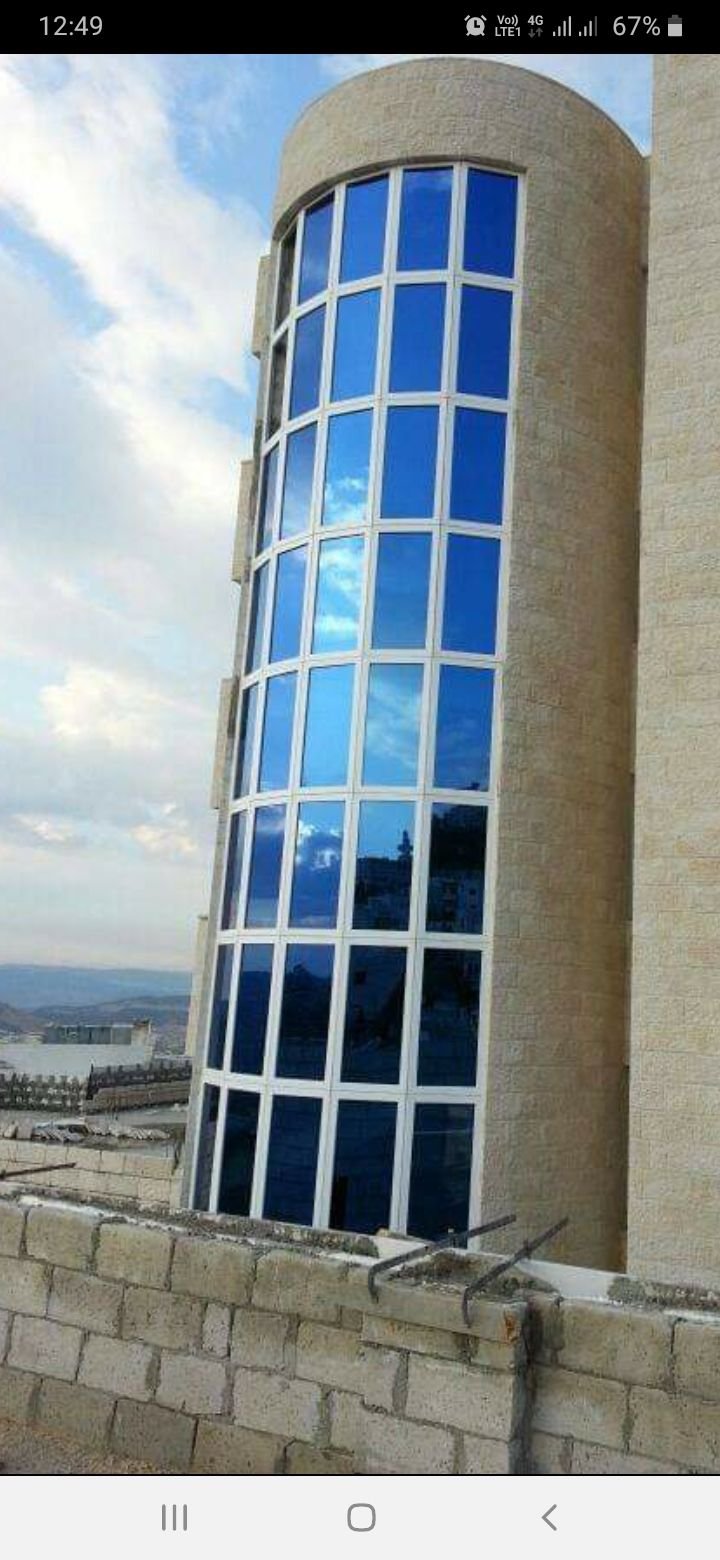 واجهة زجاجية أسطوانية لبيت درج