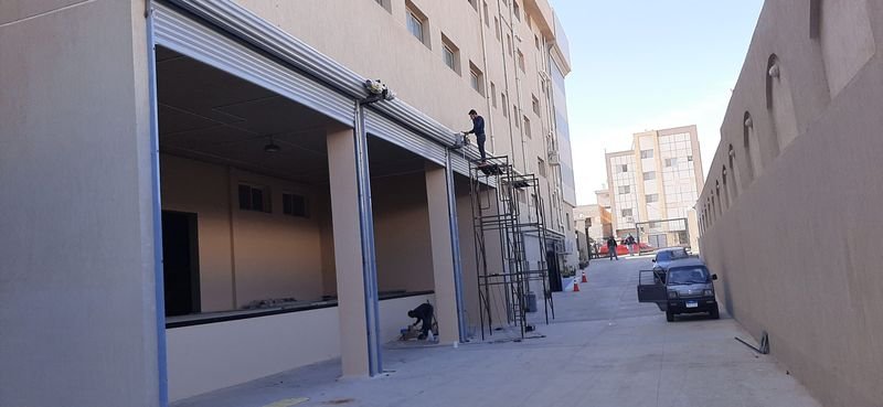 صف محلات بأبواب شتر