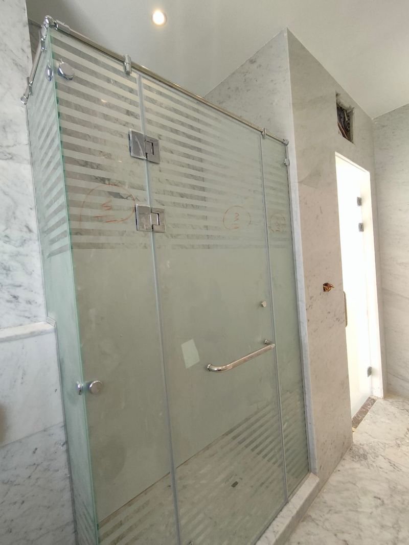 كابينة شاور سيكوريت بشرائط زخرفية