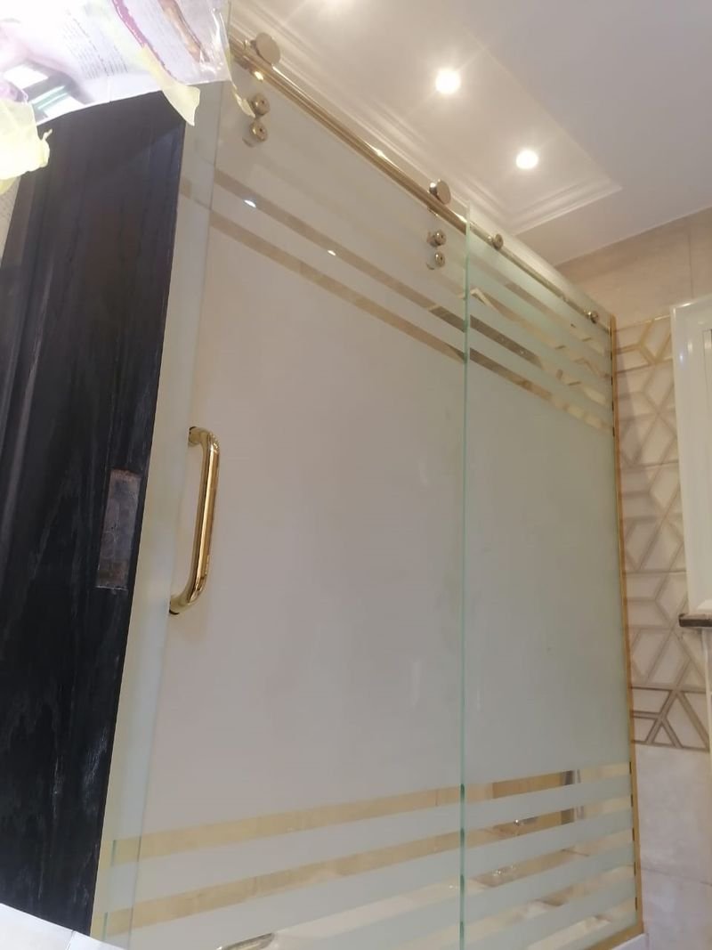 كابينة شاور بإكسسوارات ذهبية