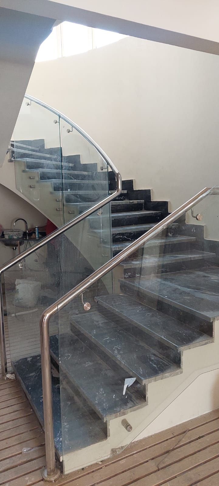 درابزين زجاجي على درج داكن