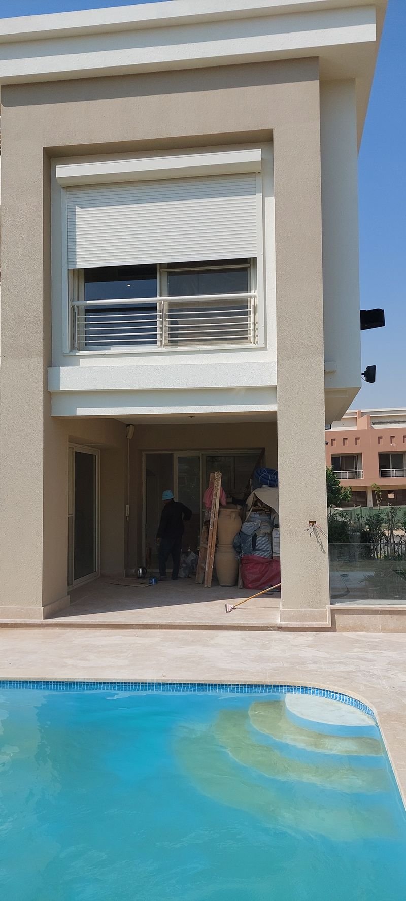 شتر ألومنيوم على نوافذ فيلا بجانب مسبح