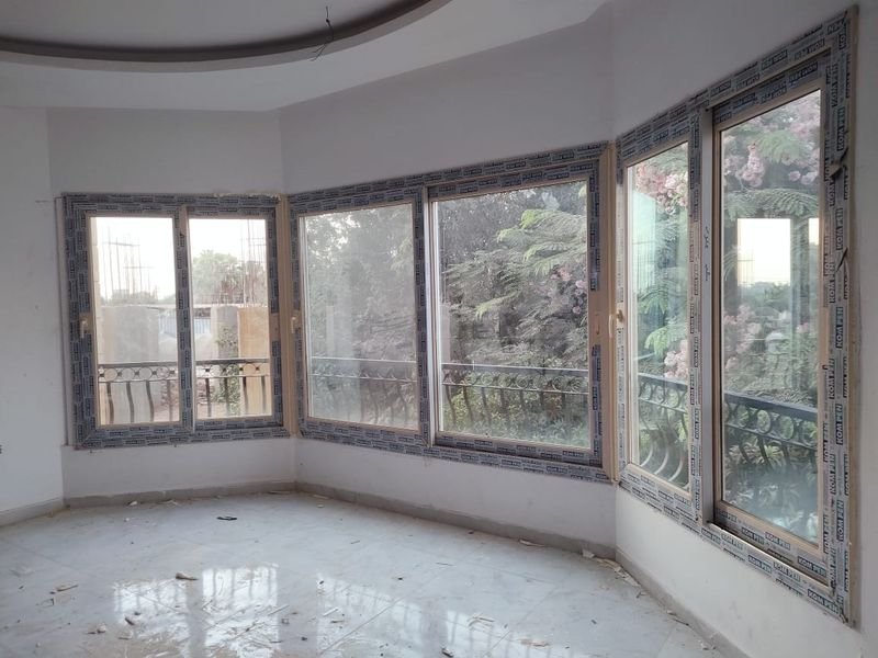 نوافذ UPVC في جلسة بارزة