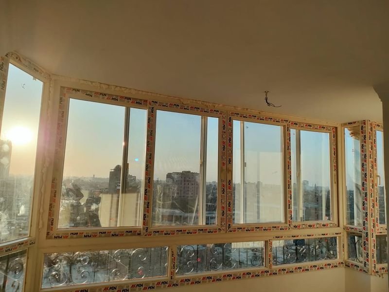 نوافذ UPVC ممتدة على زاوية الغرفة