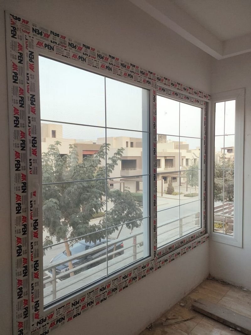 نافذة UPVC بإطار بلون خشبي