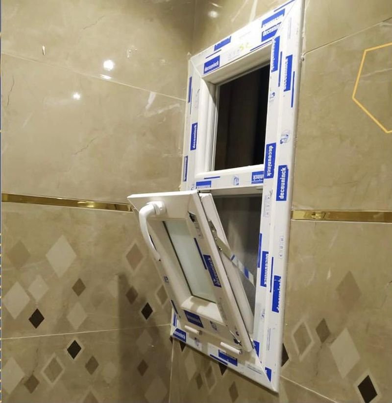 نافذة UPVC بفتح قلاب في حمام