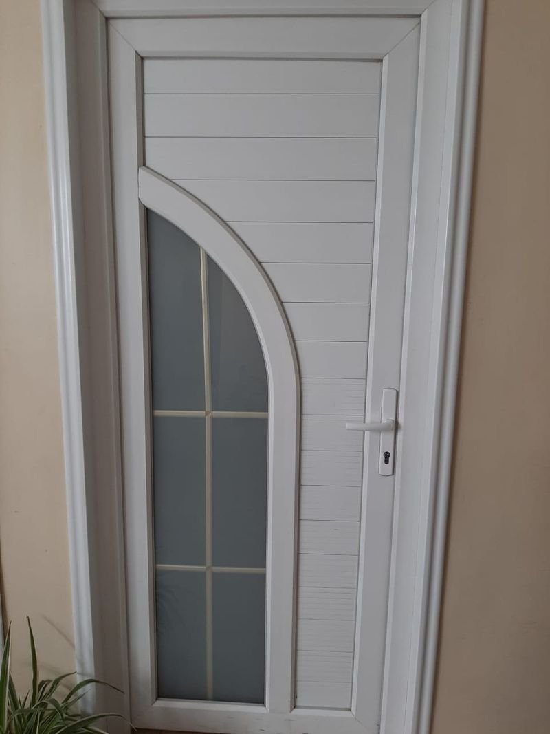باب UPVC أبيض بزجاج مقوس