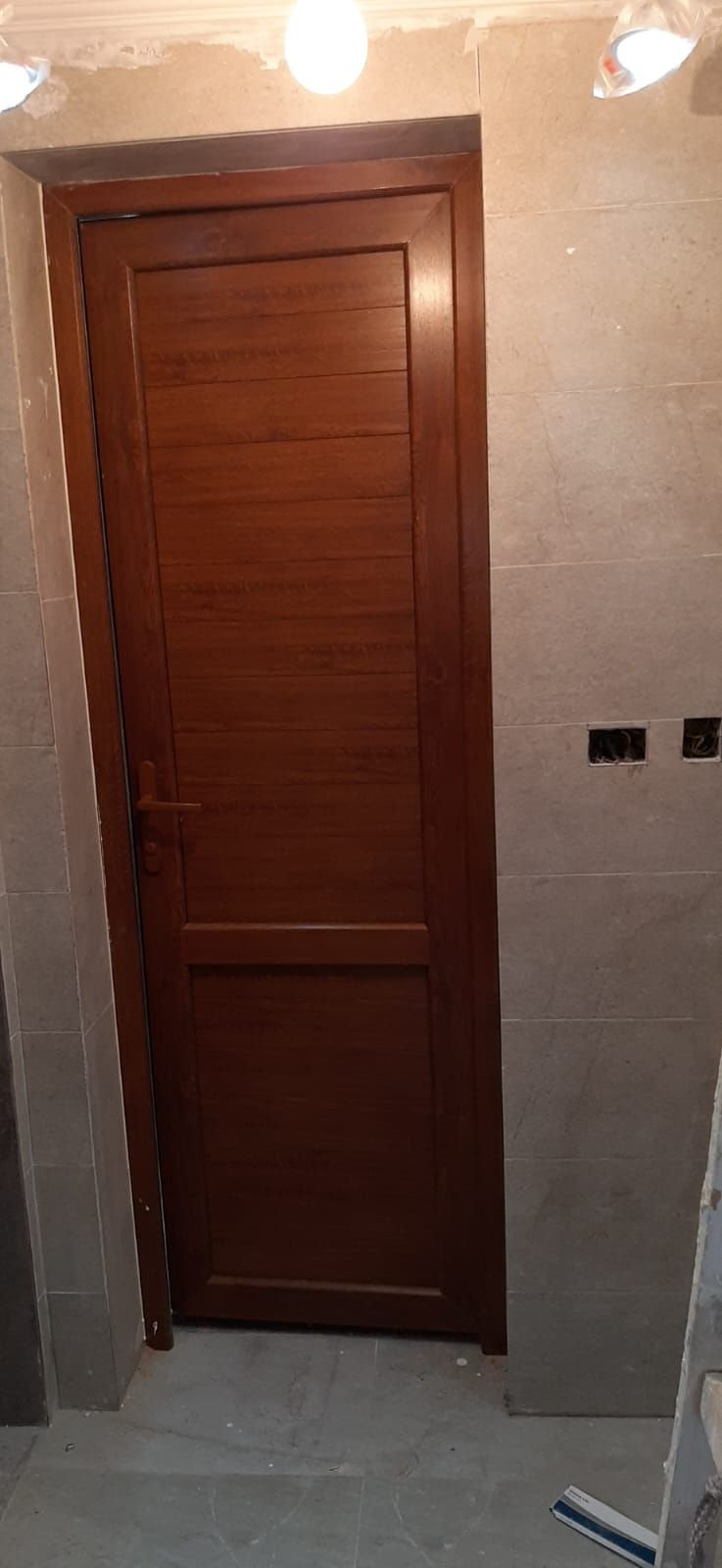 باب UPVC بلون خشبي