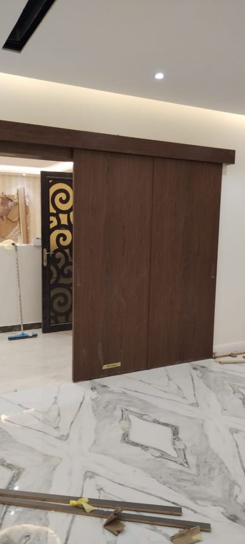 باب WPC منزلق أثناء التشطيب
